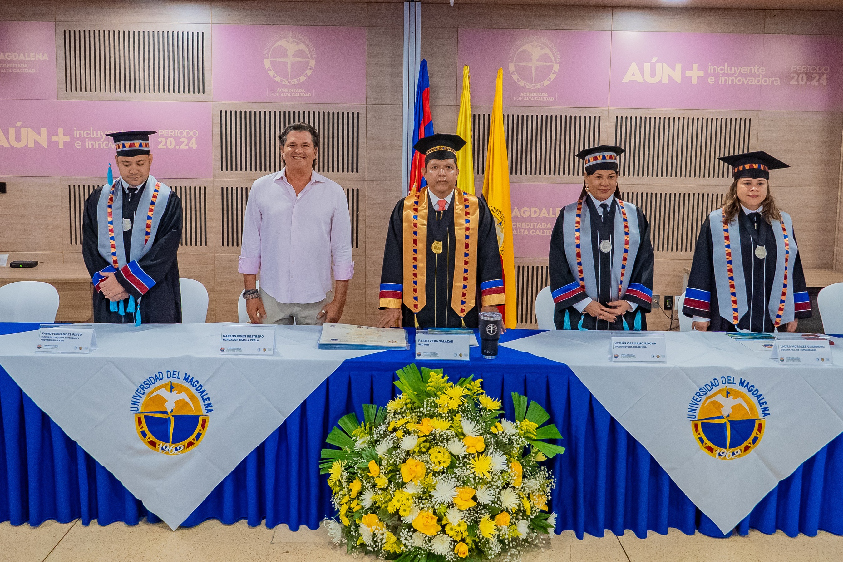Autoridades académicas, representantes de la Fundación Tras La Perla y los 23 graduados protagonizaron una ceremonia de graduación.