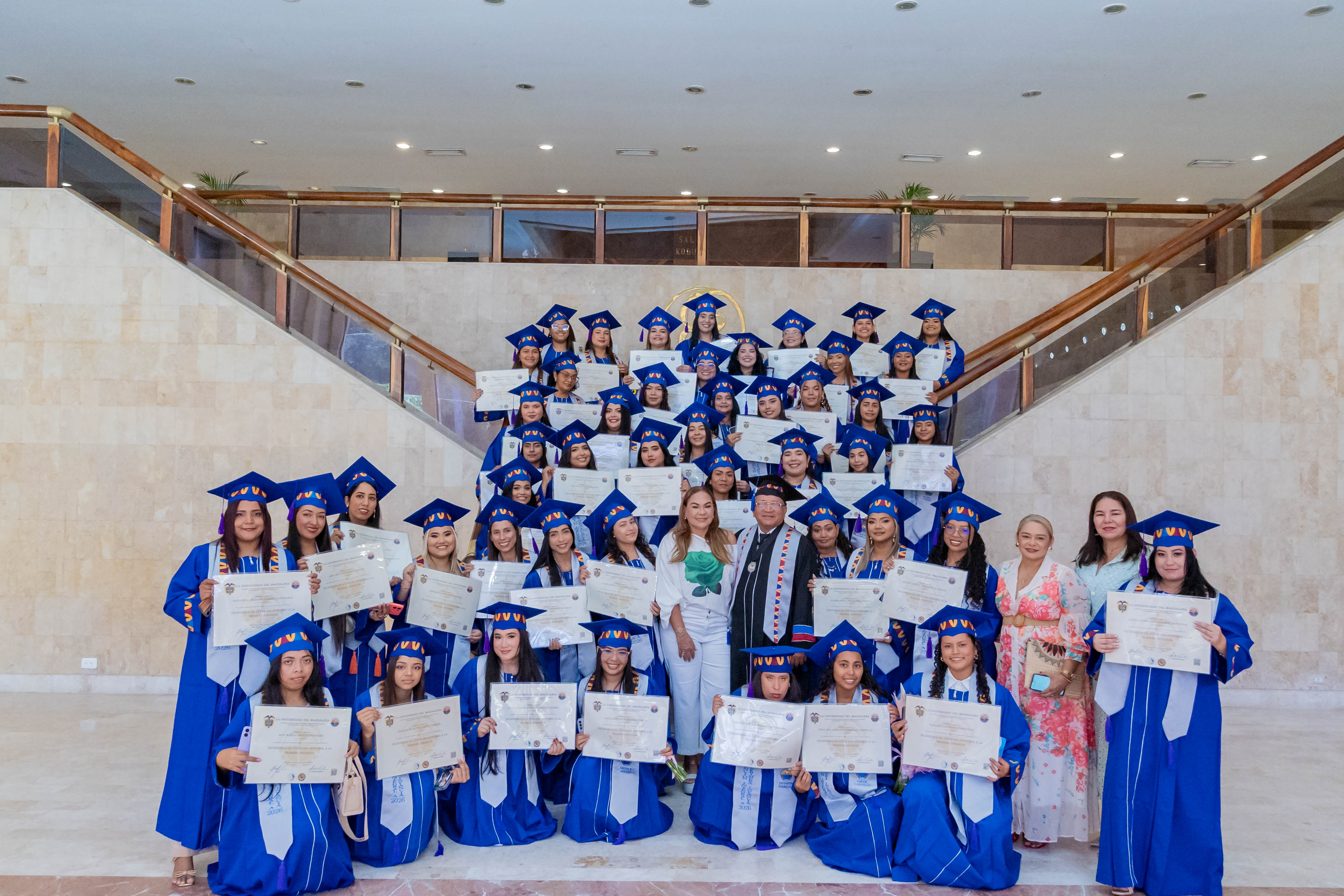 La alegría de graduarse se vivió en cada abrazo, sonrisa y aplauso durante esta jornada inolvidable.