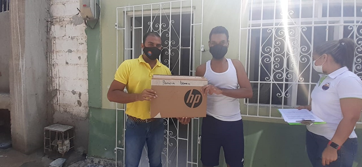 UNIMAGDALENA entregó equipos de cómputo a estudiantes con capacidades diferenciales