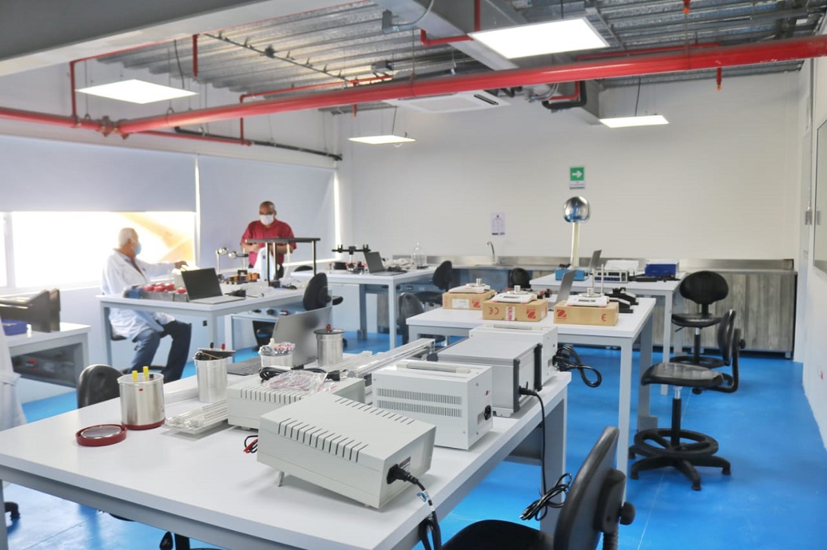 Comunidad UNIMAGDALENA recibe con orgullo nuevo Laboratorio de Física dotado con equipos de última tecnología