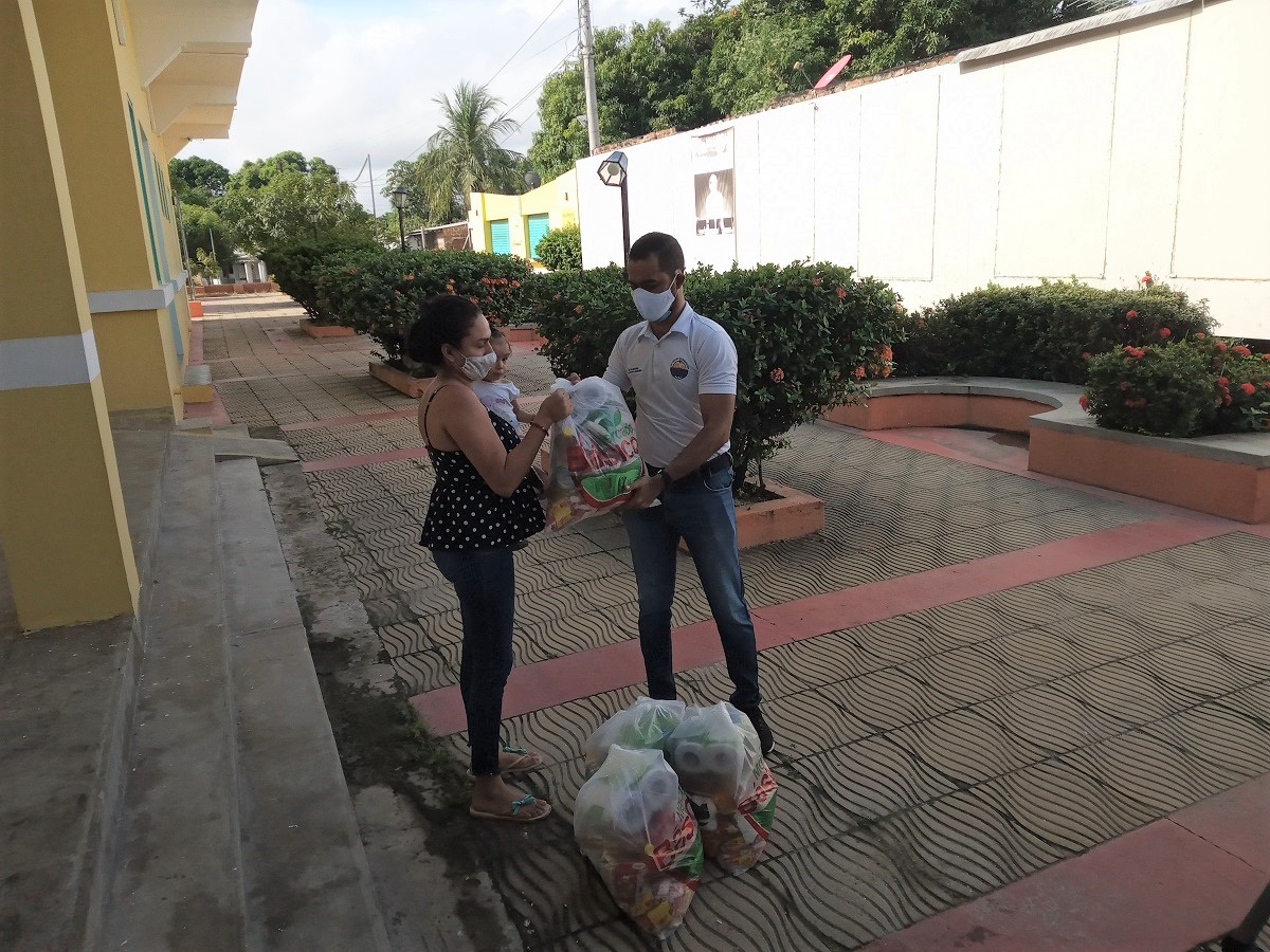 UNIMAGDALENA entregó 130 mercados a hogares de estudiantes afectados por ola invernal