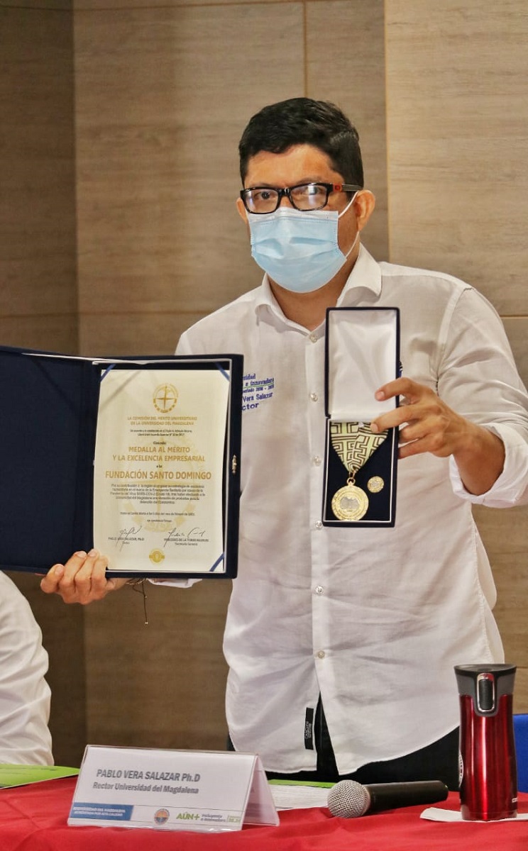 UNIMAGDALENA entregó Medalla al Mérito y la Excelencia Empresarial a la Fundación Santo Domingo
