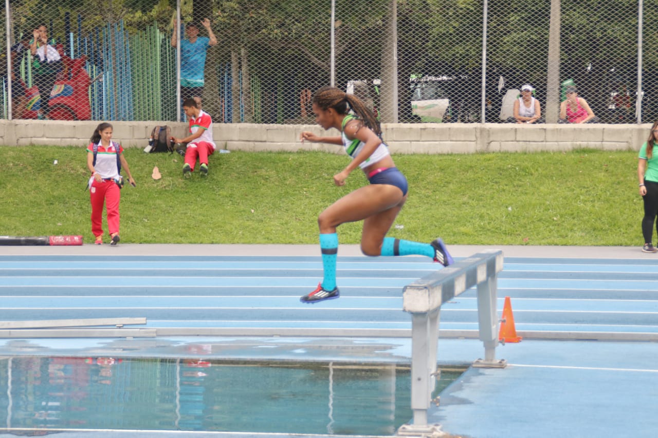 Ana Camila del Toro, estudiante de 2do semestre de Derecho, obtuvo medalla de bronce en Atletismo