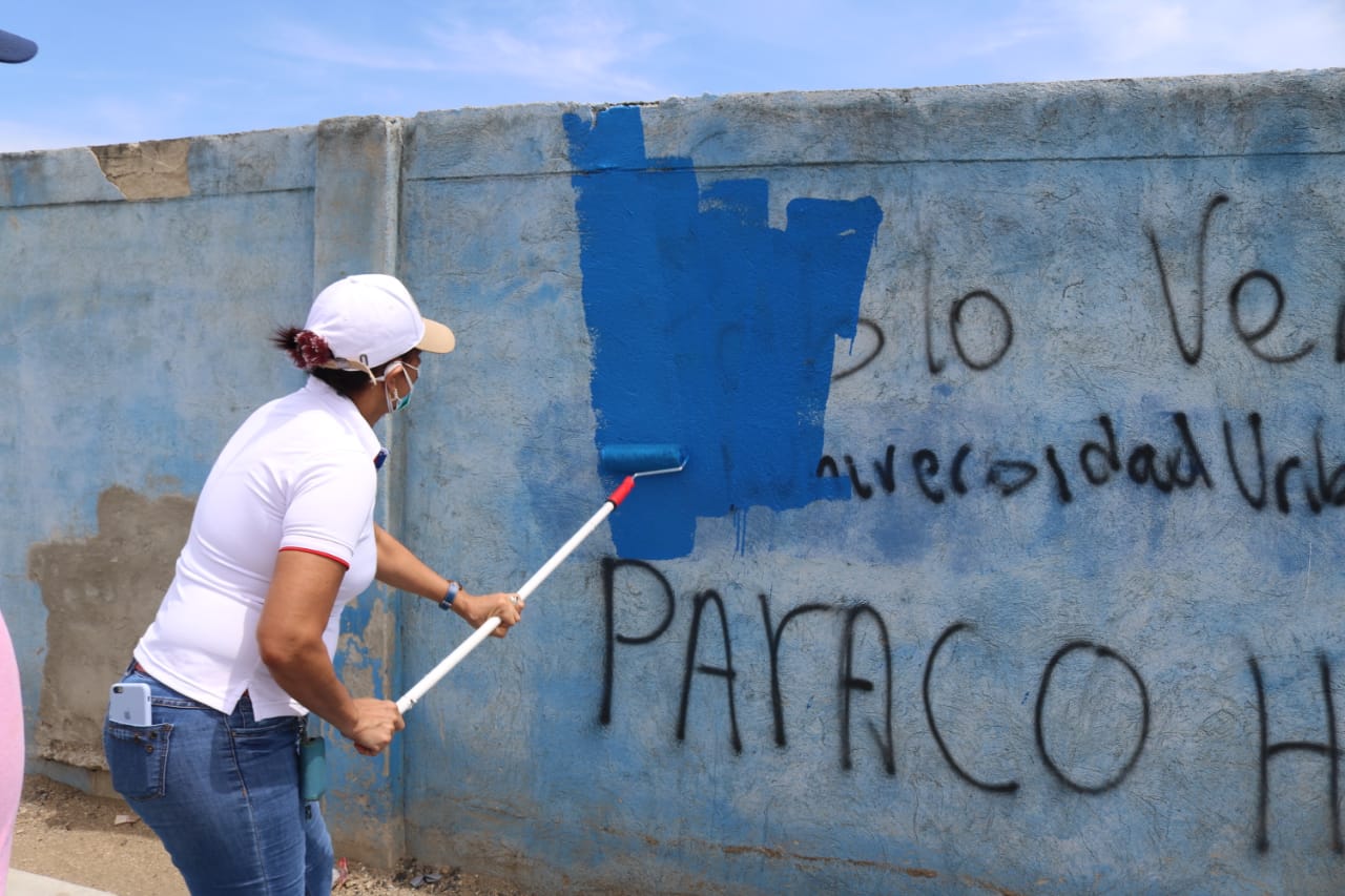 Líderes de UNIMAGDALENA borran grafitis y construyen mural por el respeto a la academia