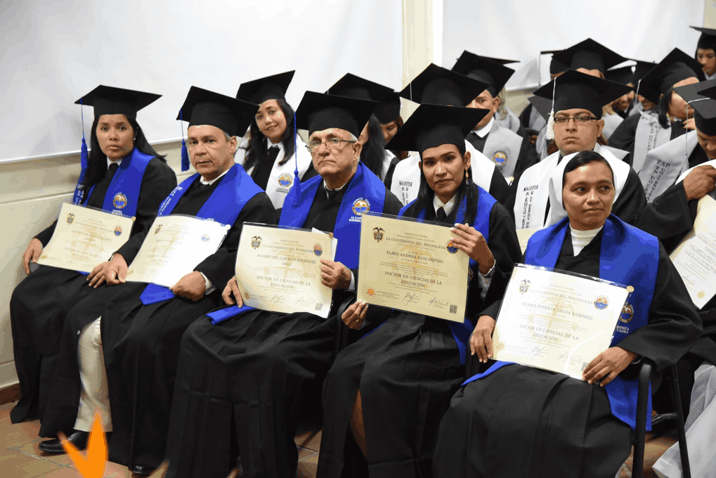 En la jornada de titulación de la modalidad de postgrados, se graduaron cinco Doctores en Ciencias de la Educación.