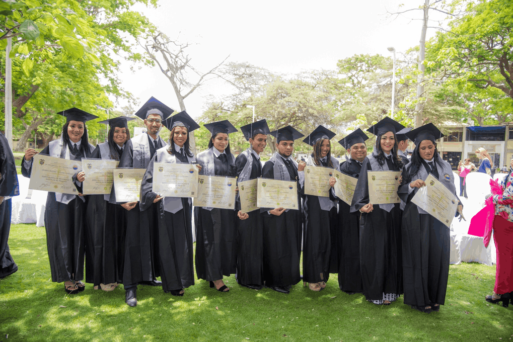 Un grupo de 123 ciudadanos recibieron título por parte de esta Casa de Estudios Superiores en programas de doctorado, maestrías y especialización