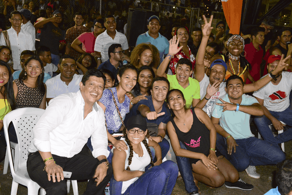 Personas reunidas socializando