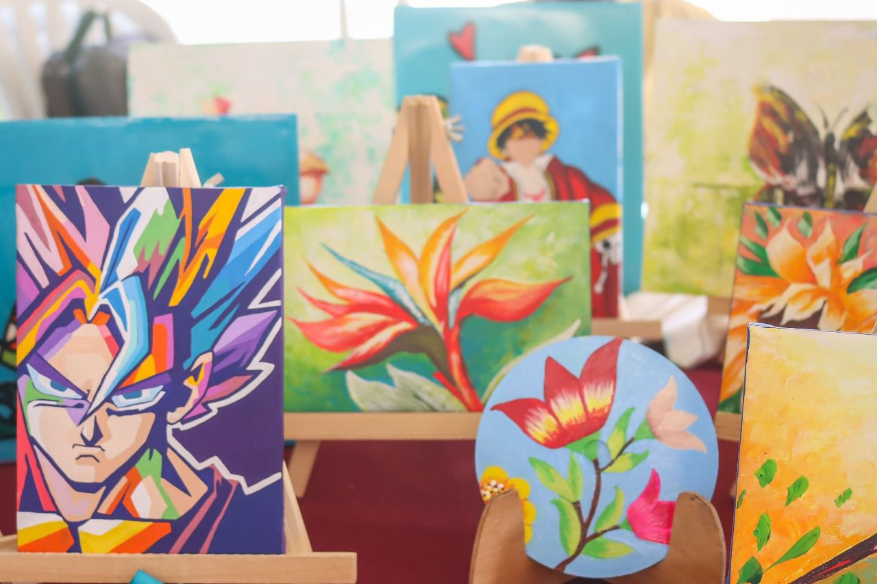Pinturas a mano realizadas en diferentes técnicas, en la Feria Artesanal 2022