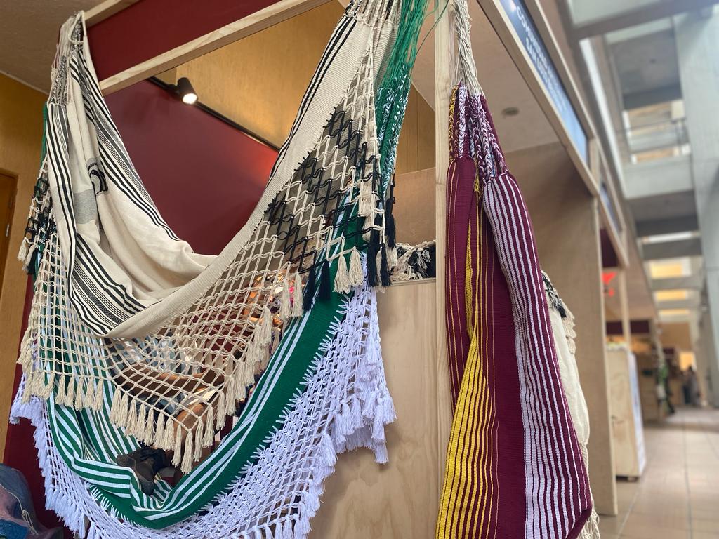 Muestra de artesanías como: mochilas, hamacas, bisutería y más de las comunidades indígenas del caribe que han venido a demostrar.