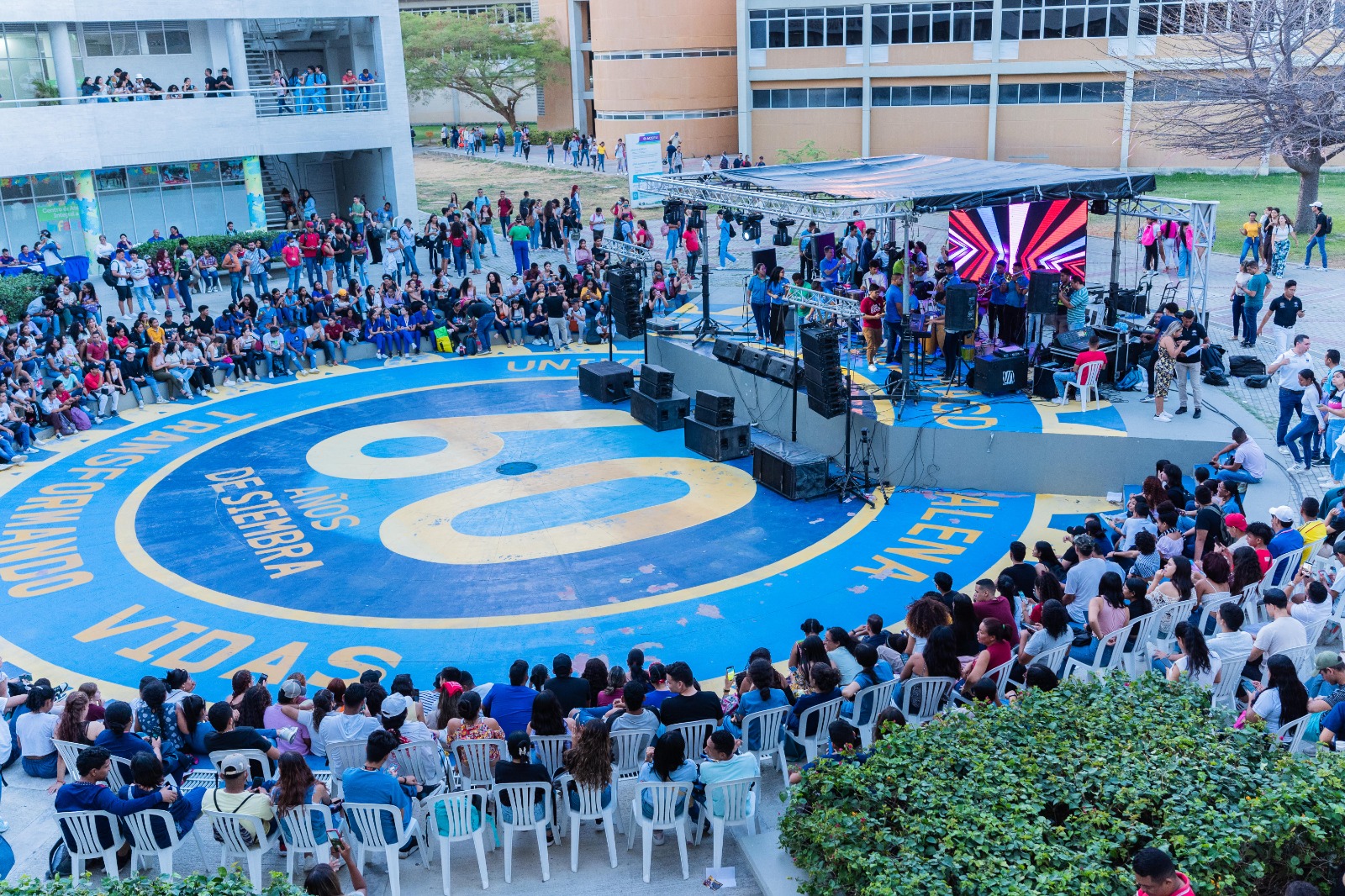 La zona del edificio de Bienestar estuvo colmada de estudiantes para observar los actos programados en este festival.