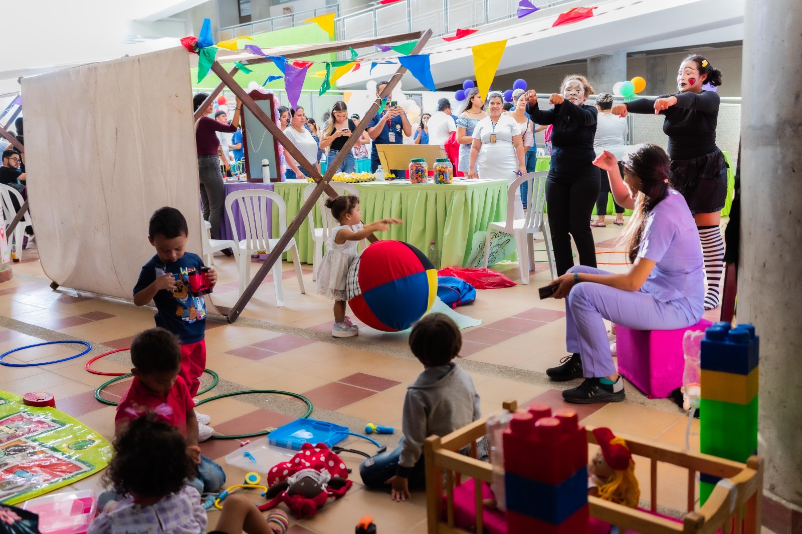 Las asociaciones estudiantiles estuvieron en varios stands presentando diferentes actividades.