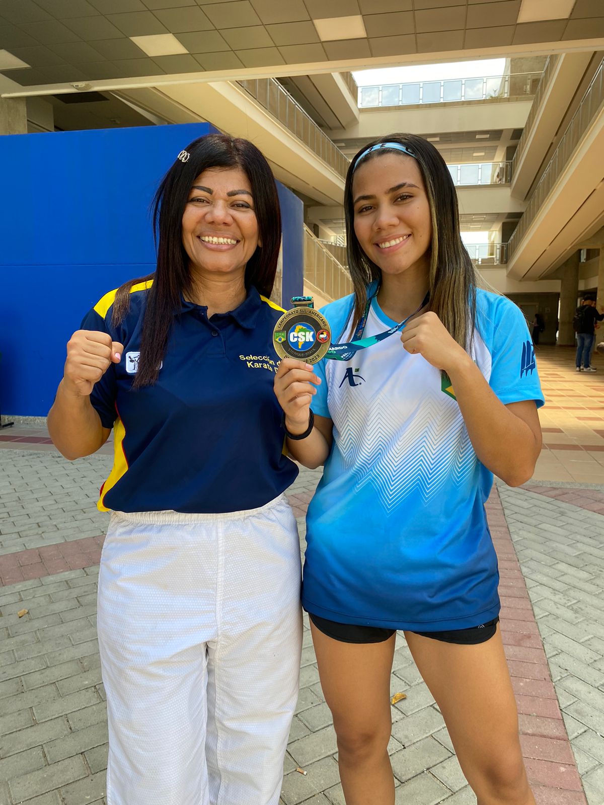 La entrenadora Marvi Caicedo y Valentina Ojeda después de su gran participación en Brasil