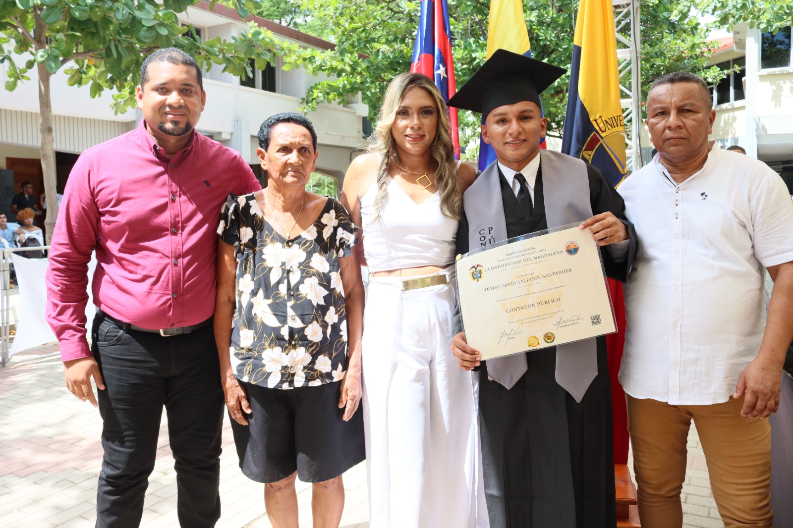 Alcalde (e) Carlos Acevedo Márquez en compañía de Tomas Saltarín Santander, graduado del programa de Contaduría Pública y sus familiares.