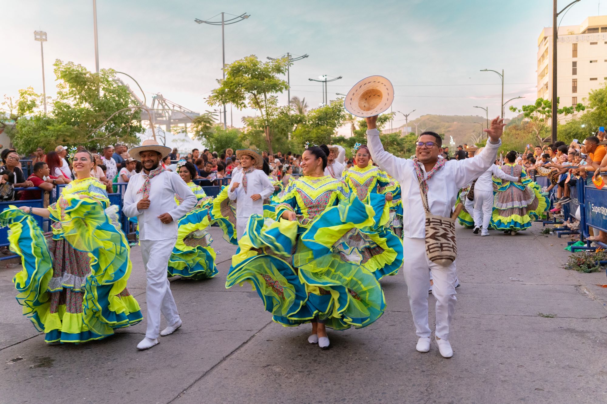 La alegría de los integrantes de la comparsa, contagió a los asistentes al desfile folclórico de la Fiesta del Mar.