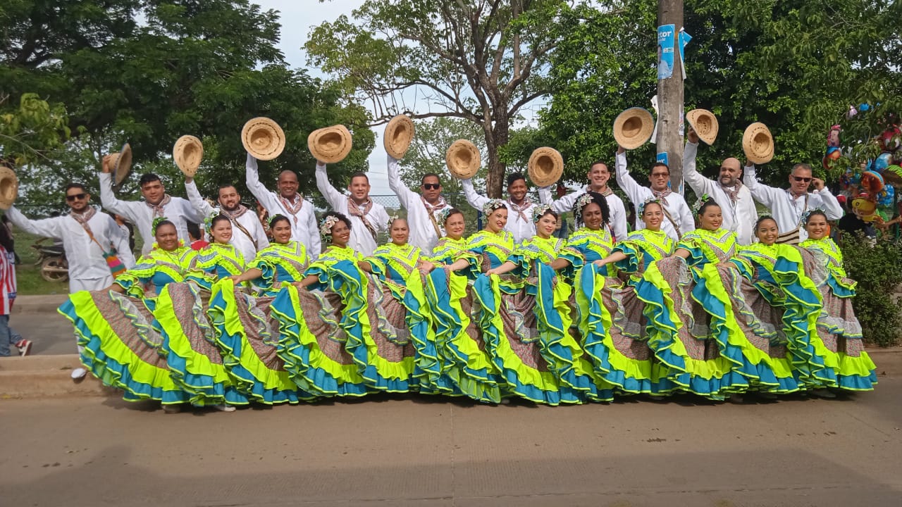 En total la delegación de UNIMAGDALENA estuvo presente con 40 personas entre músicos y bailarines.