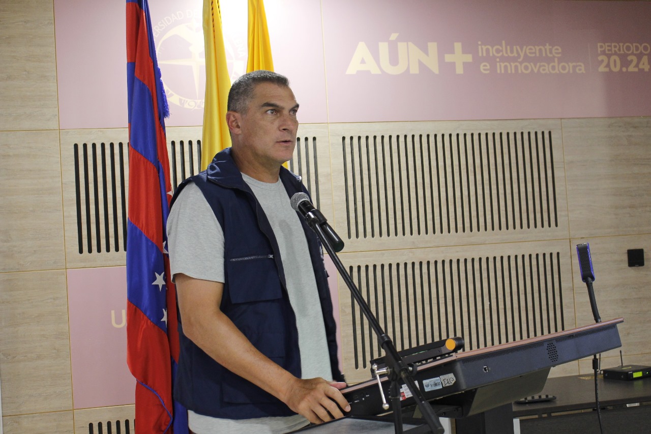 Farid Mondragón compartió experiencias vividas a través del deporte.