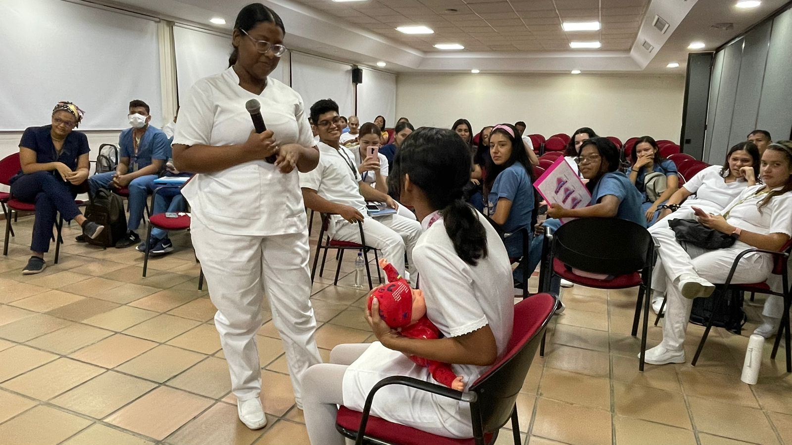 Durante el seminario estuvieron agentes educativos del I.C.B.F, además de estudiantes de los programas de Enfermería y Medicina de esta Institución ed