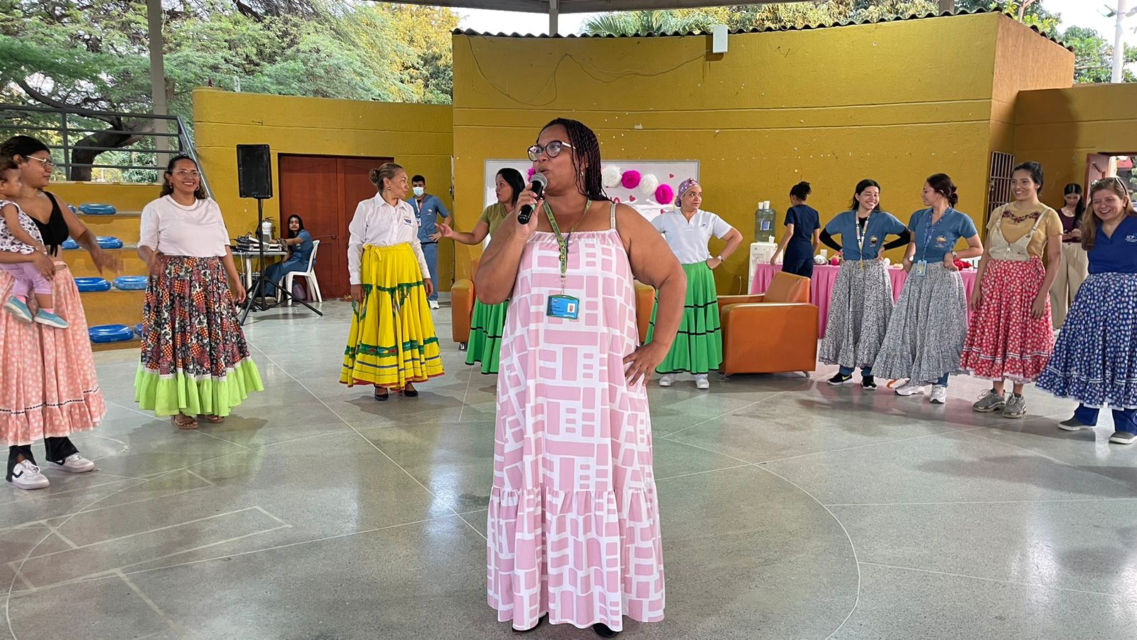 En el evento se desarrolló un baile taller bullerengue con el fin de enseñarles a las madres a bailar, teniendo en cuenta que este ritmo representa lo