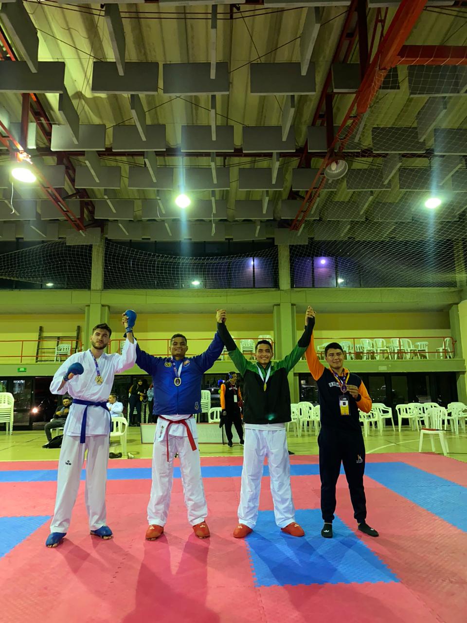 Ricardo De La Cruz Sosa, se colgó la medalla de oro en la categoría - 84 kg intermedio, derrotando en la gran final 9X5 al deportista de la Universida