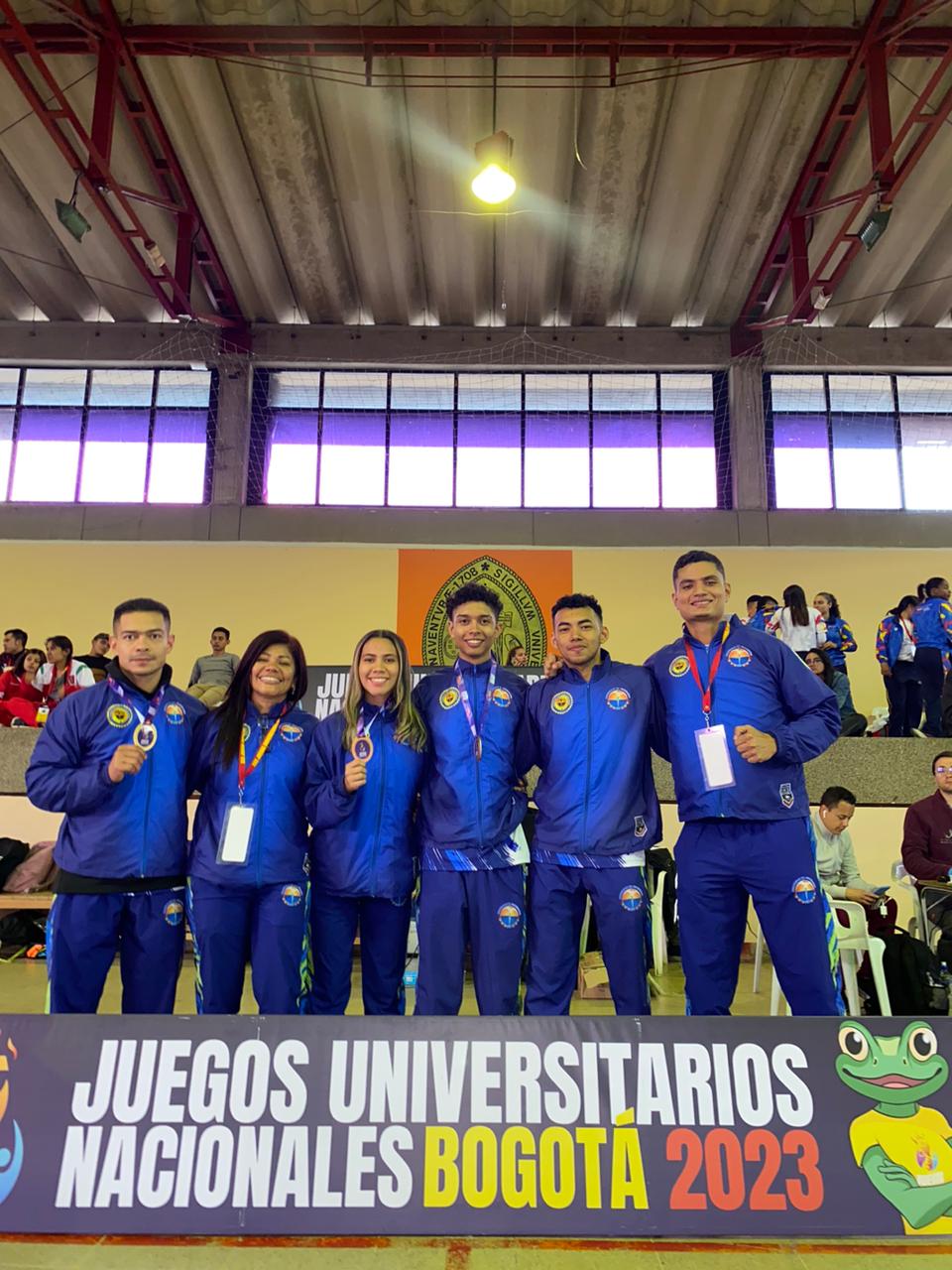 Valentina Ojeda Caicedo, estudiante del Programa Profesional en Deportes, participó en la categoría kumite femenino avanzado -55kg, logrando el tercer