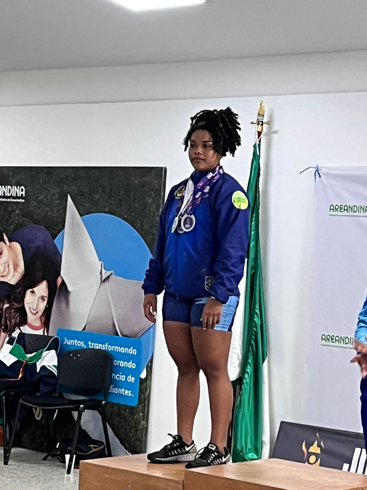 Plazas González, inició en la modalidad de arranque en la categoría hasta 71 kg, competencia en la que participaron 10 universidades.