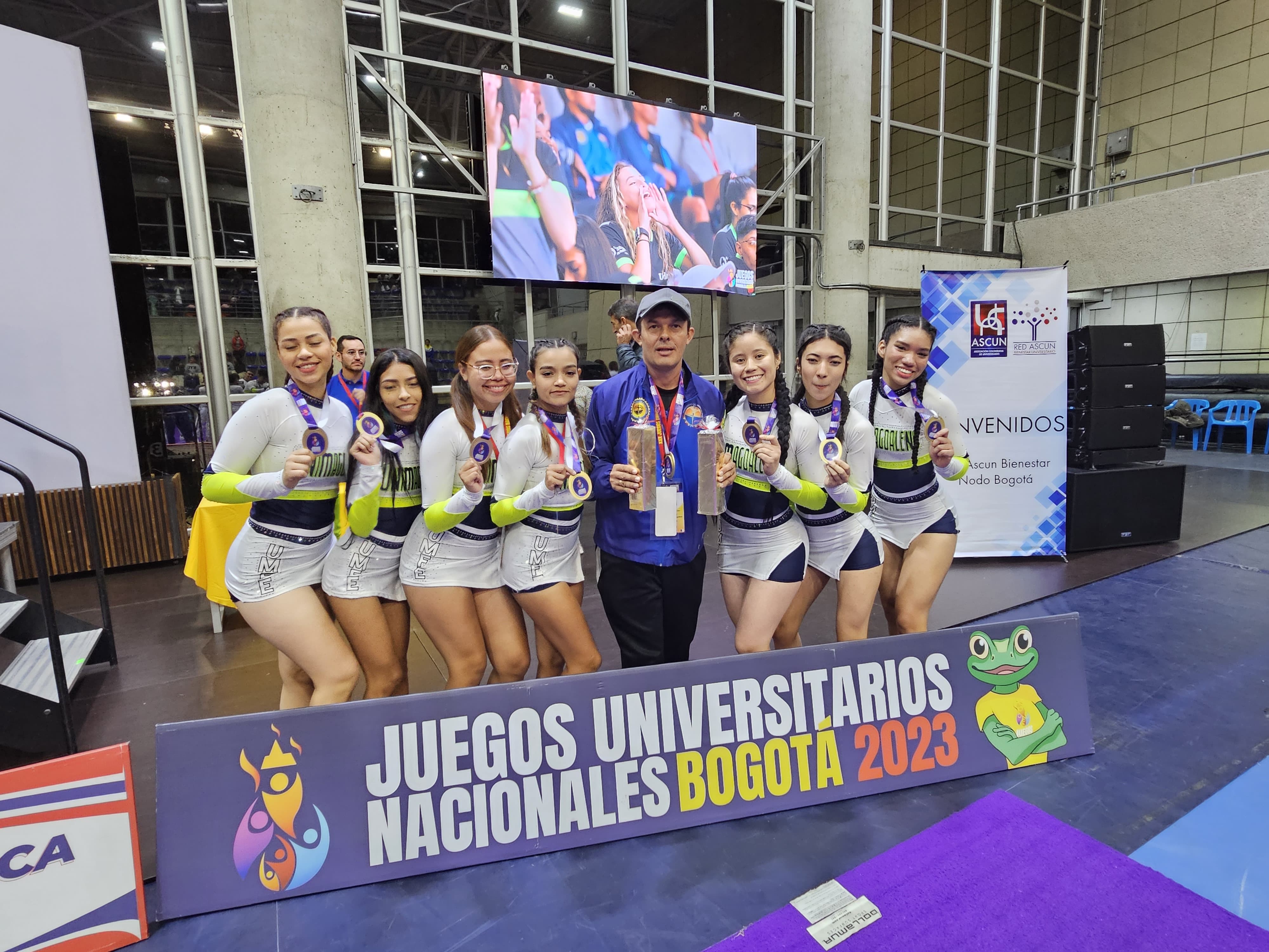 El equipo de porrismo de UNIMAGDALENA, es orientado por el licenciado en educación física, Yidi Aguirre.