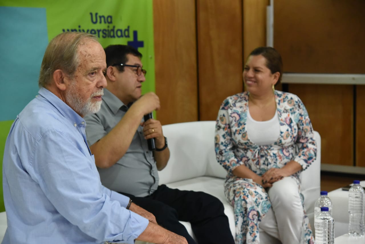 Doctor Ernesto Guhl Nanneti, exviceministro de medio ambiente  y el doctor Gonzalo Andrade Correa, miembro de la Academia, con la dra. Sandra Vilardy.
