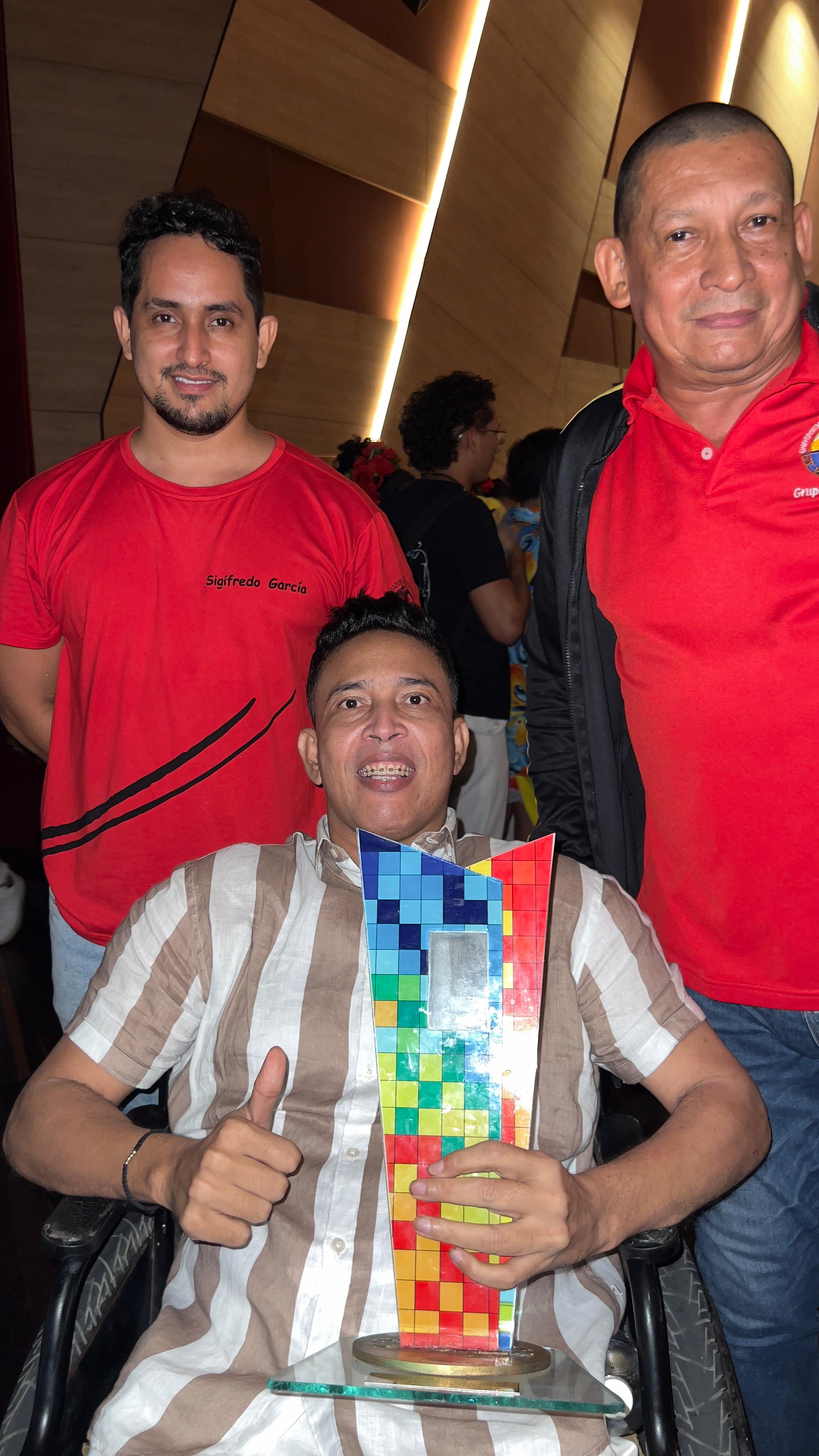 El contador público Sigifredo García, instructor y el licenciado magíster Efraín Castilla Romero, director del Grupo de Tamboras y Música Folclórica d