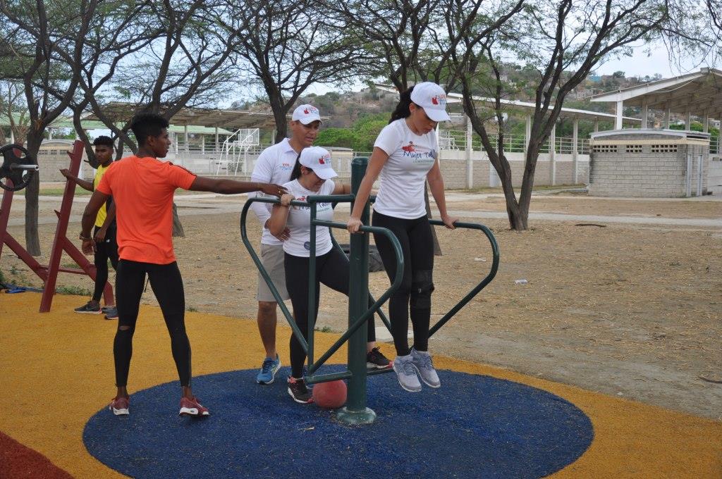 personas haciendo ejercicios