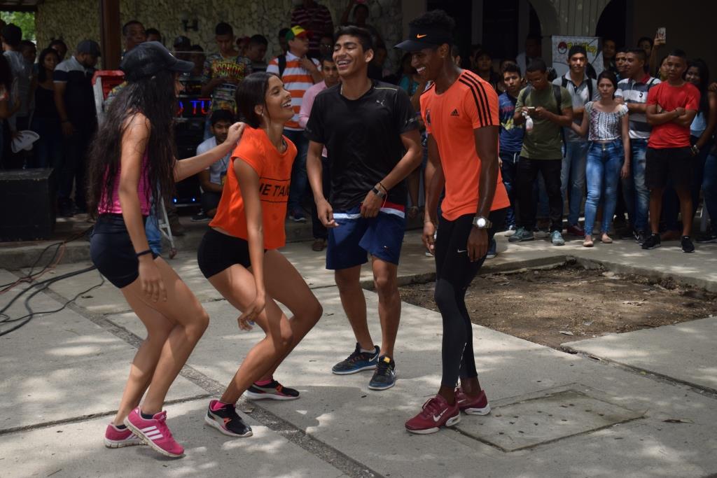Personas bailando