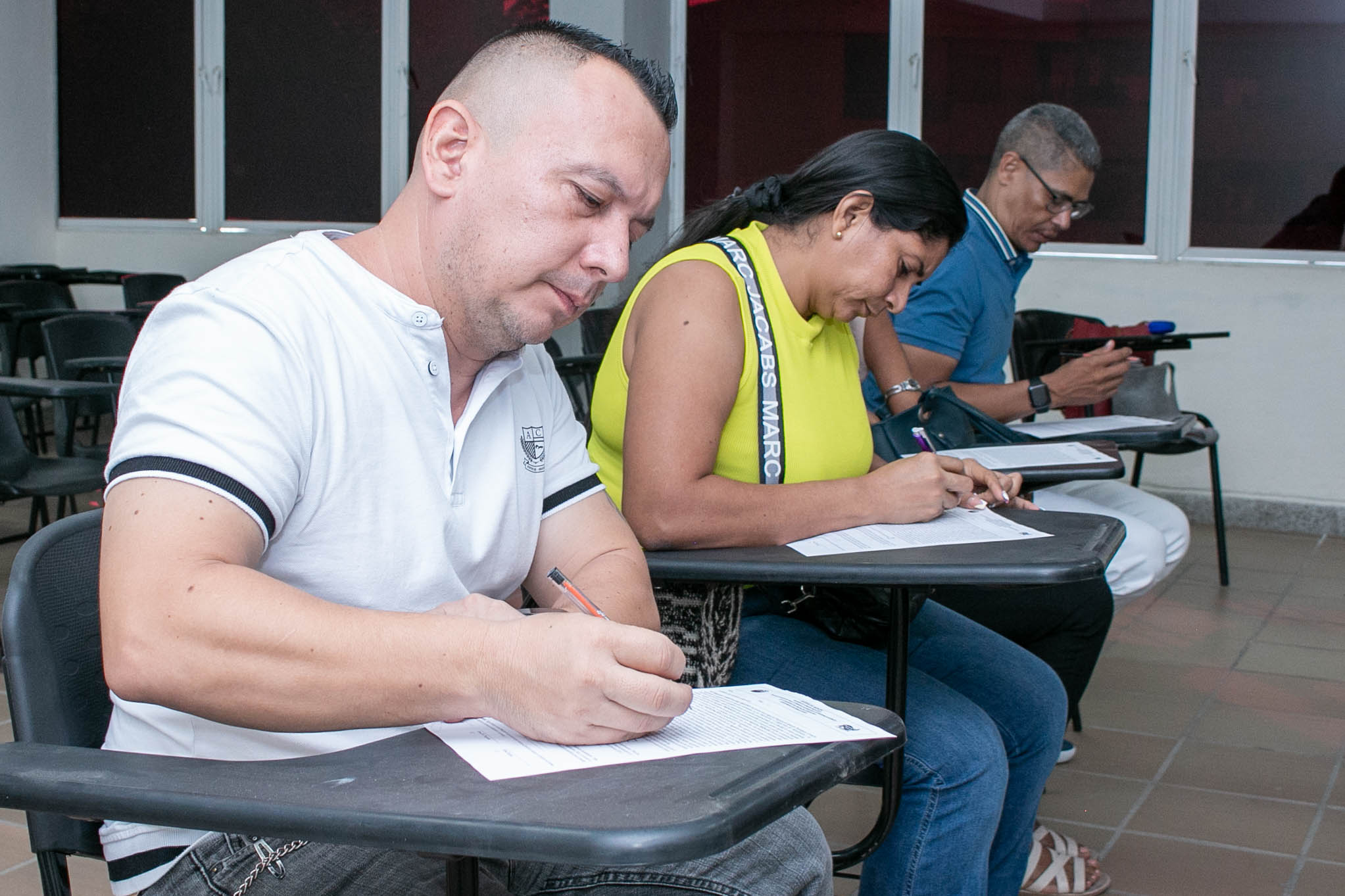 Padres de familia de los aspirantes menores de edad.