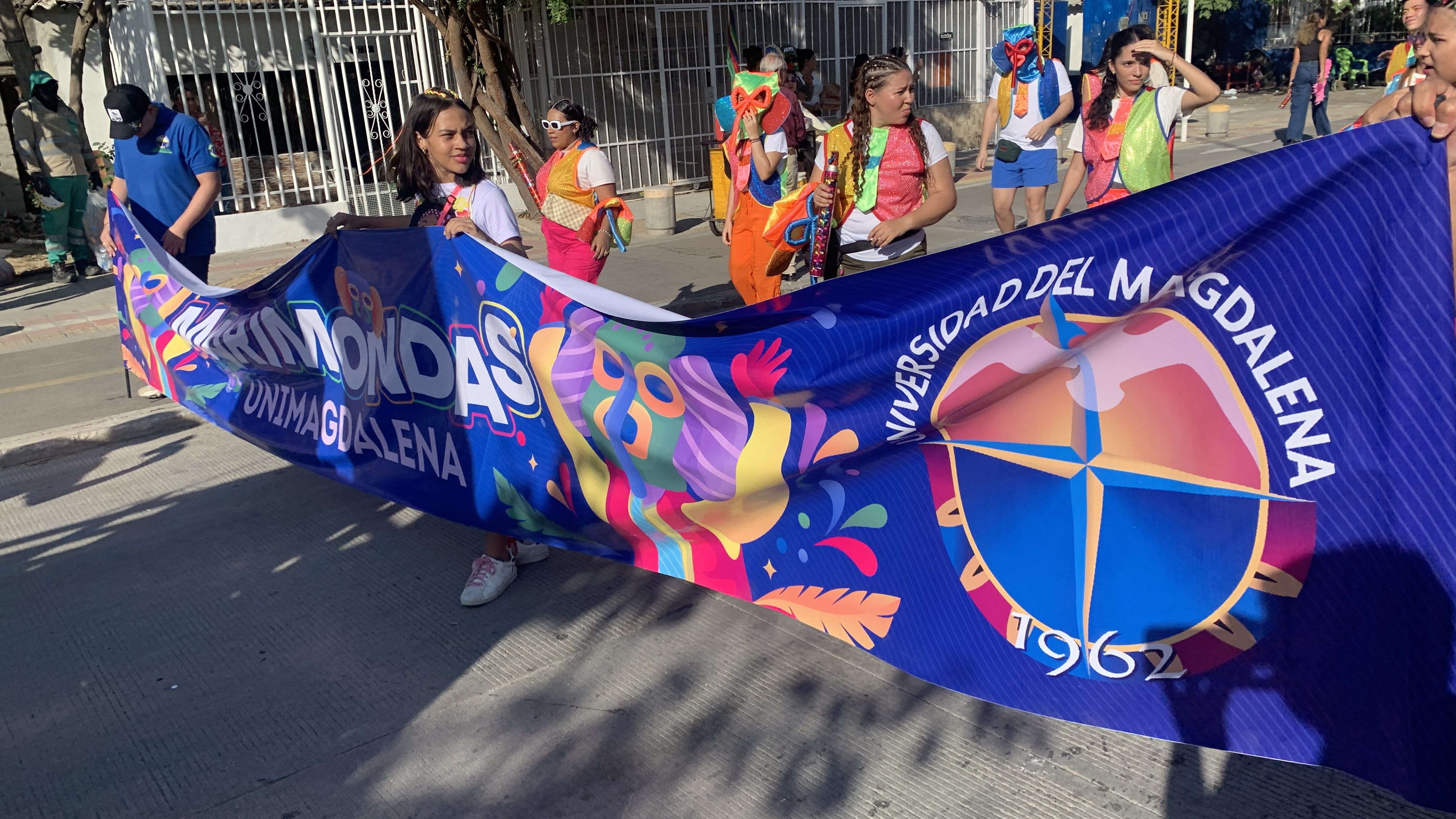 Los estudiantes con el baile de las marimondas, también deleitaron a los samarios.