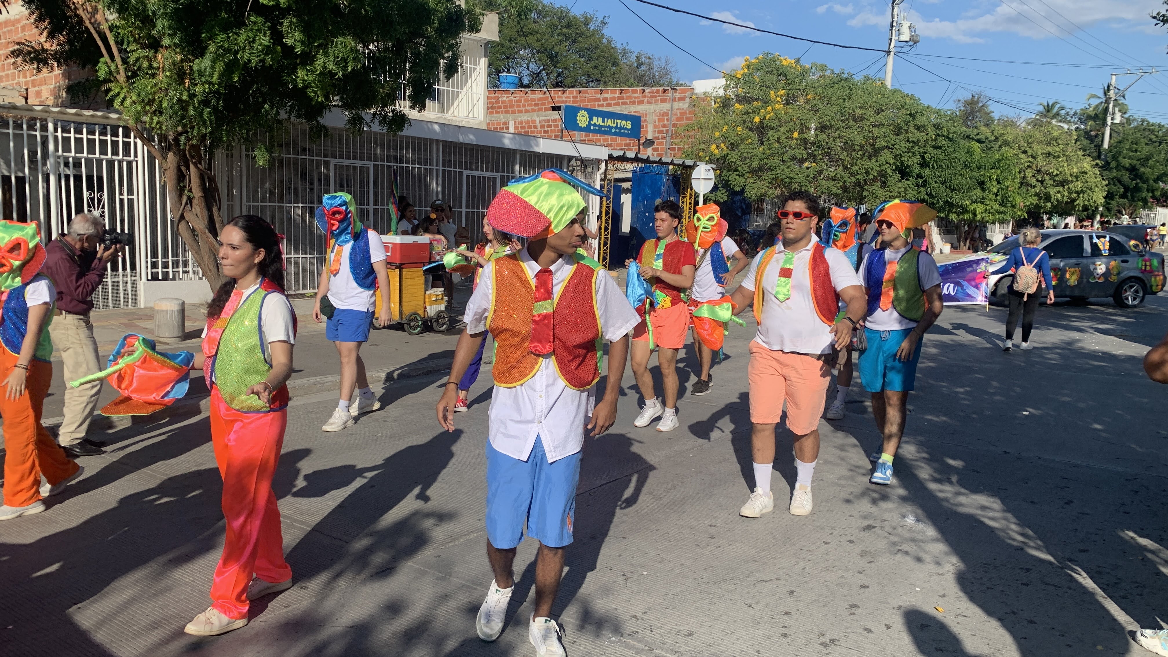 La comparsa de los estudiantes contó con la participación de 20 personas.