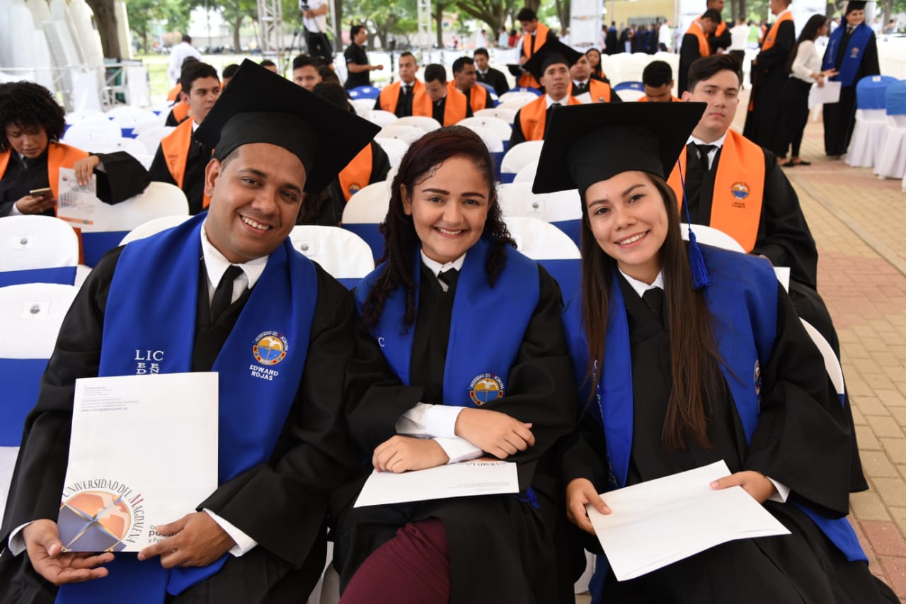 Los jóvenes con capacidad diferencial auditiva Edward Ignacio Rojas Díaz, Doris Isabel Díaz Moreno y Yesica Tatiana Góngora García vestidos de toga