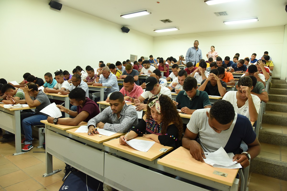 Los aspirantes fueron sometidos a una prueba escrita elaborada por docentes especializados en el área de deporte, humanidades, matemáticas, sociales