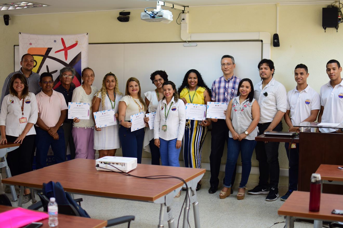 Docentes  recibiendo sus certificados