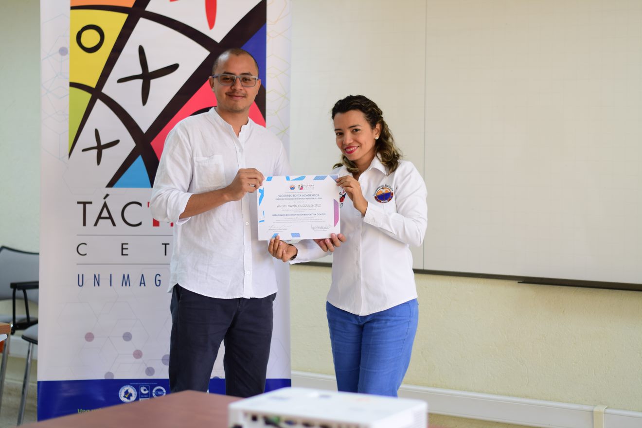 El docente Ángel Cujia recibiendo su certificado por parte de Karen Buelvas Profesional Especializado del CETEP.