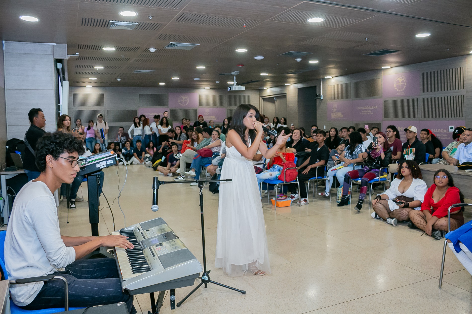 Los estudiantes de la Licenciatura en Lenguas Extranjeras con énfasis en Ingles demostraron sus capacidades para el idioma en diferentes competencias