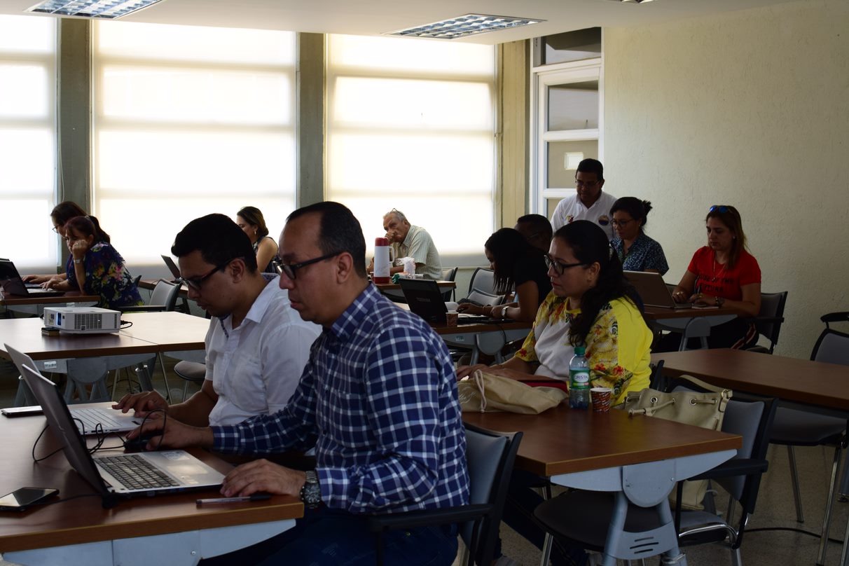 Docente de distintos programas desarrollando sus contenidos en la plataforma Blackboard.