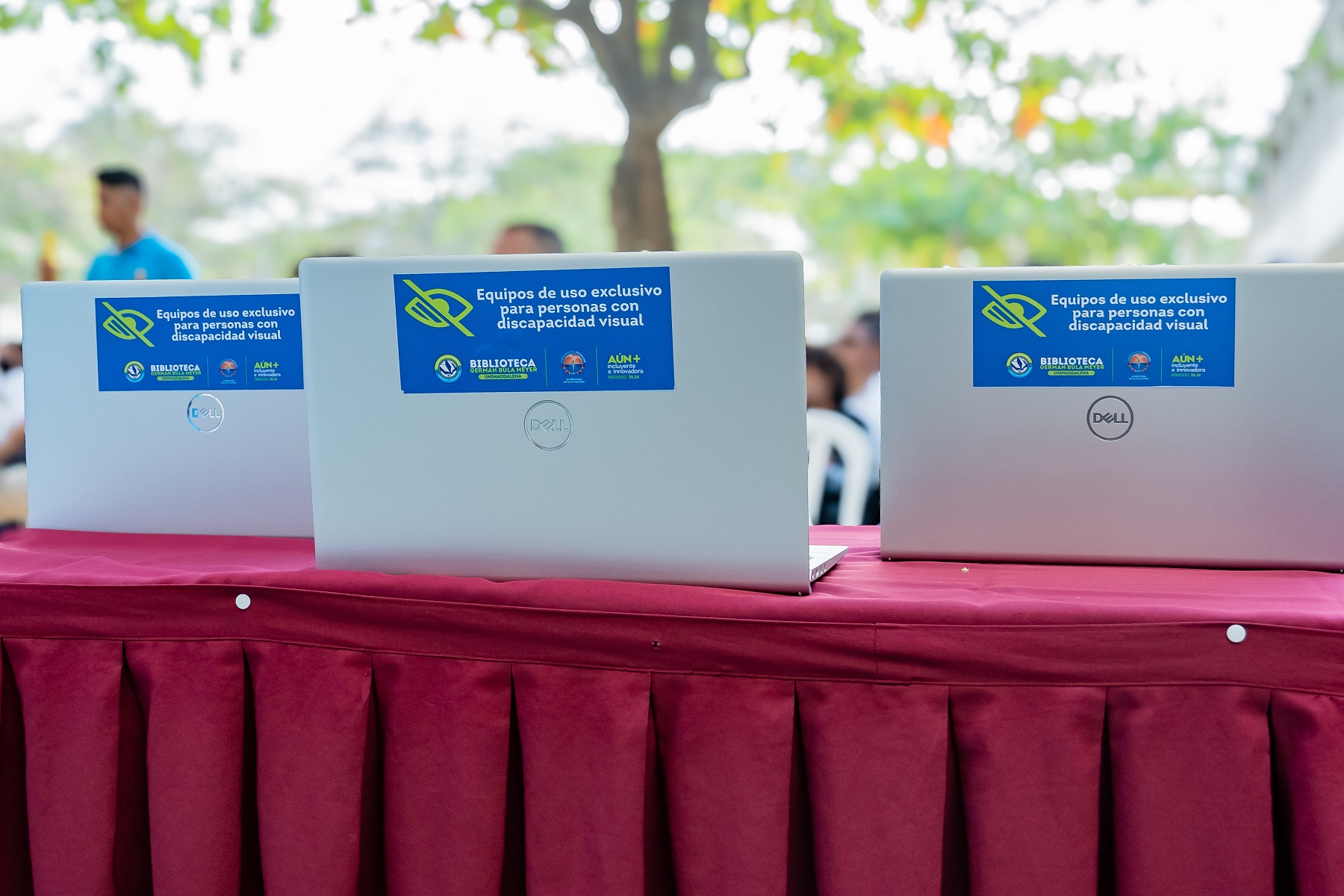 Estudiantes de UNIMAGDALENA reciben nuevos portátiles, equipados con software especializado para personas con discapacidad visual, en un evento lidera