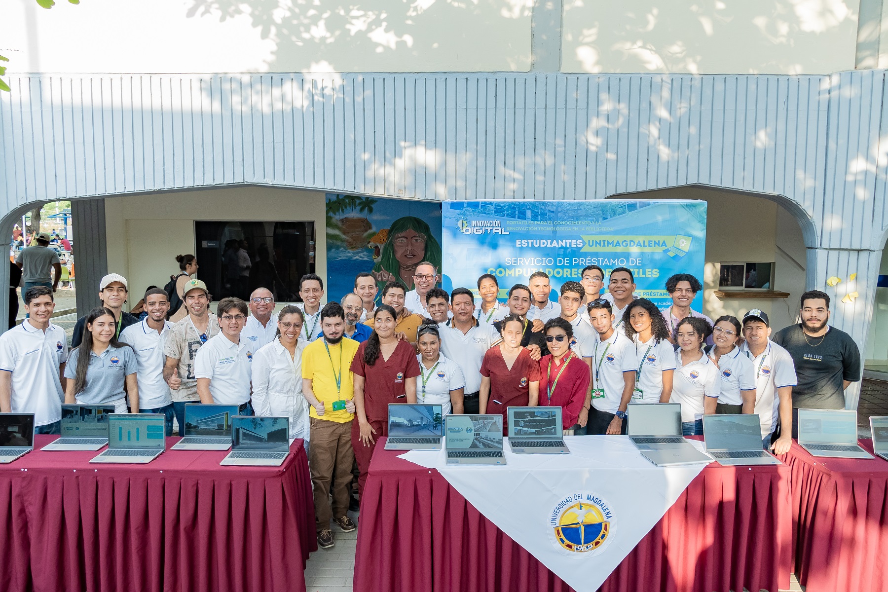 Un grupo de estudiantes de UNIMAGDALENA celebra la llegada de los nuevos computadores portátiles, que fortalecerán los recursos