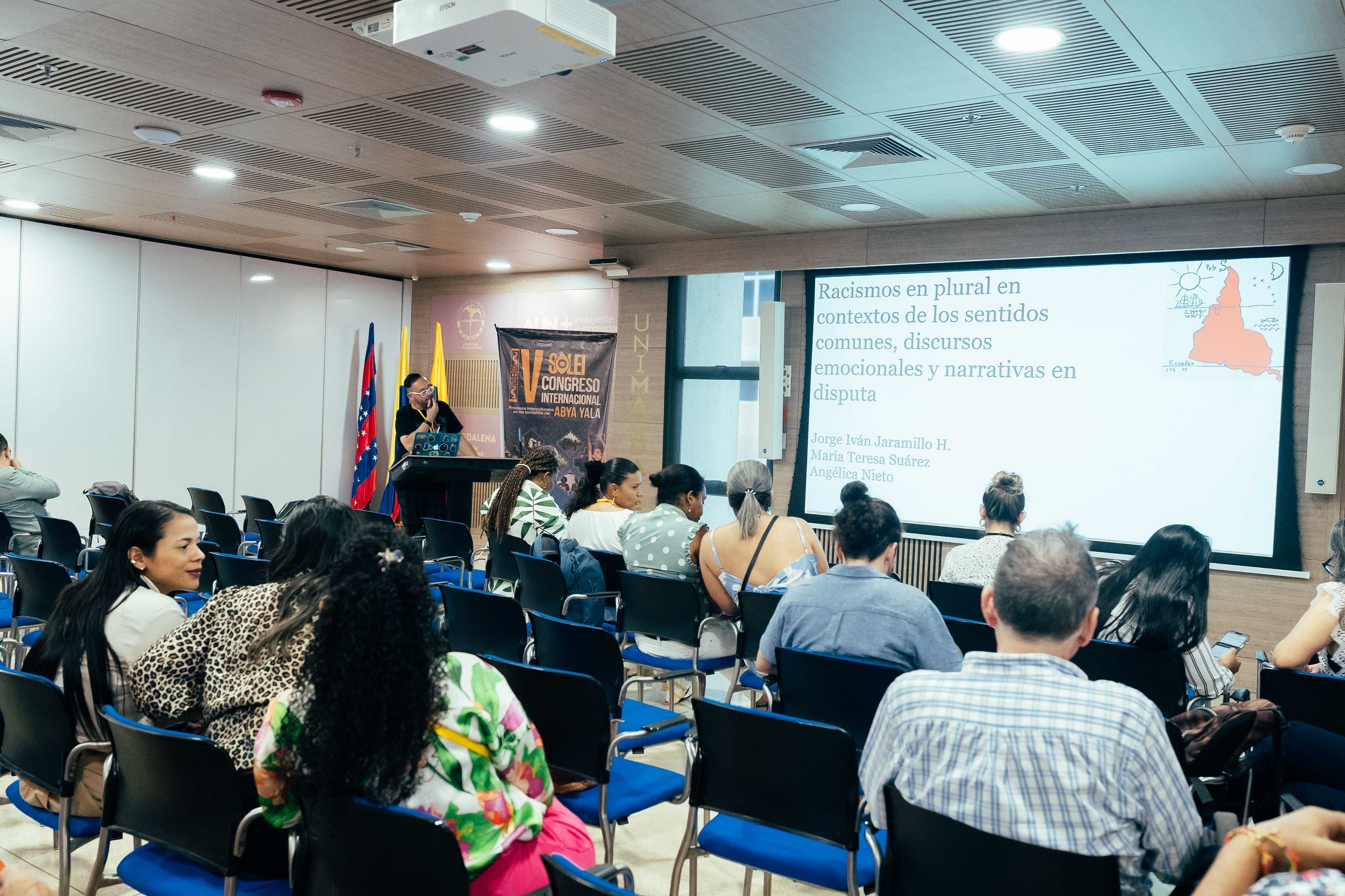 Asistentes internacionales del Congreso, representando a 19 países, debatiendo sobre los desafíos interculturales en un mundo globalizado.