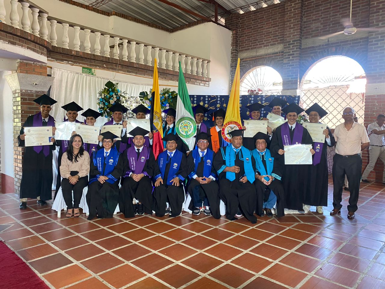 Un grupo de graduados de las Facultades de Humanidades y de Ciencias Empresariales y Económicas,  junto al director del CREO Wilson Velásquez Bastidas