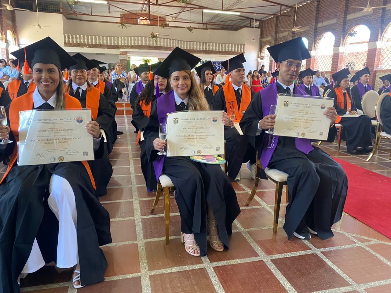 Los graduandos muestran satisfechos sus títulos que los identifica como egresados UNIMAGDALENA.