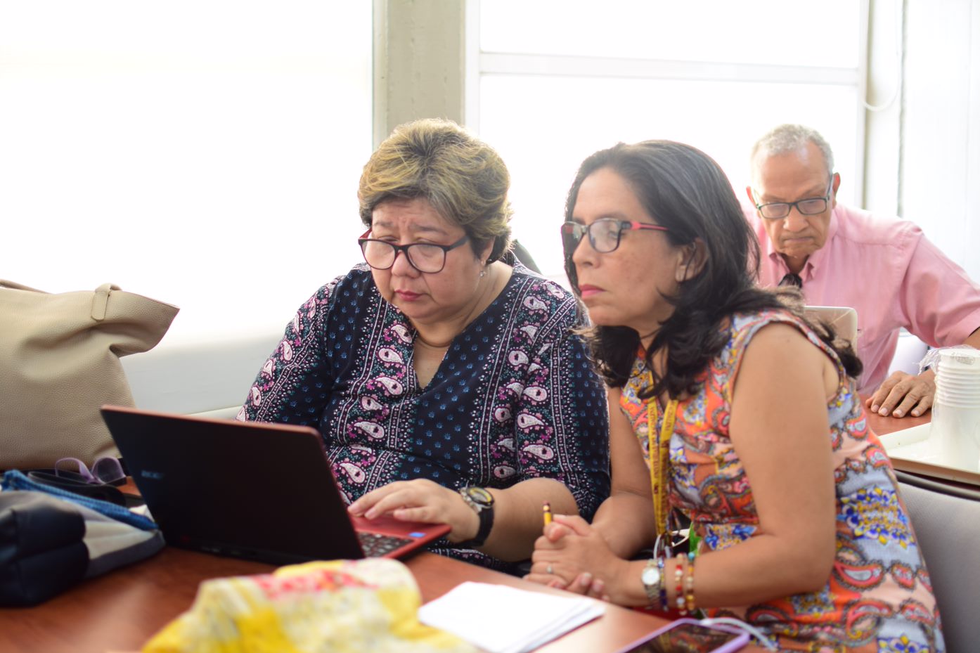 profesoras de salud e ingeniería realizando activdades.