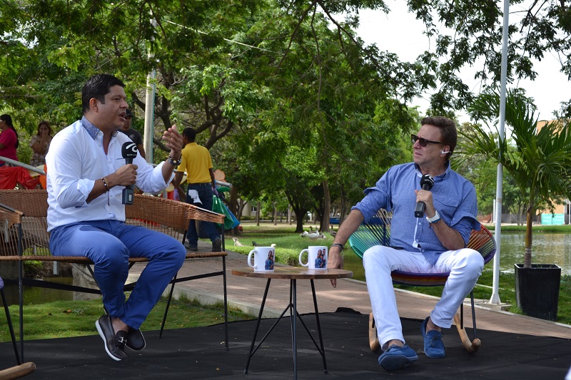 Personas conversando