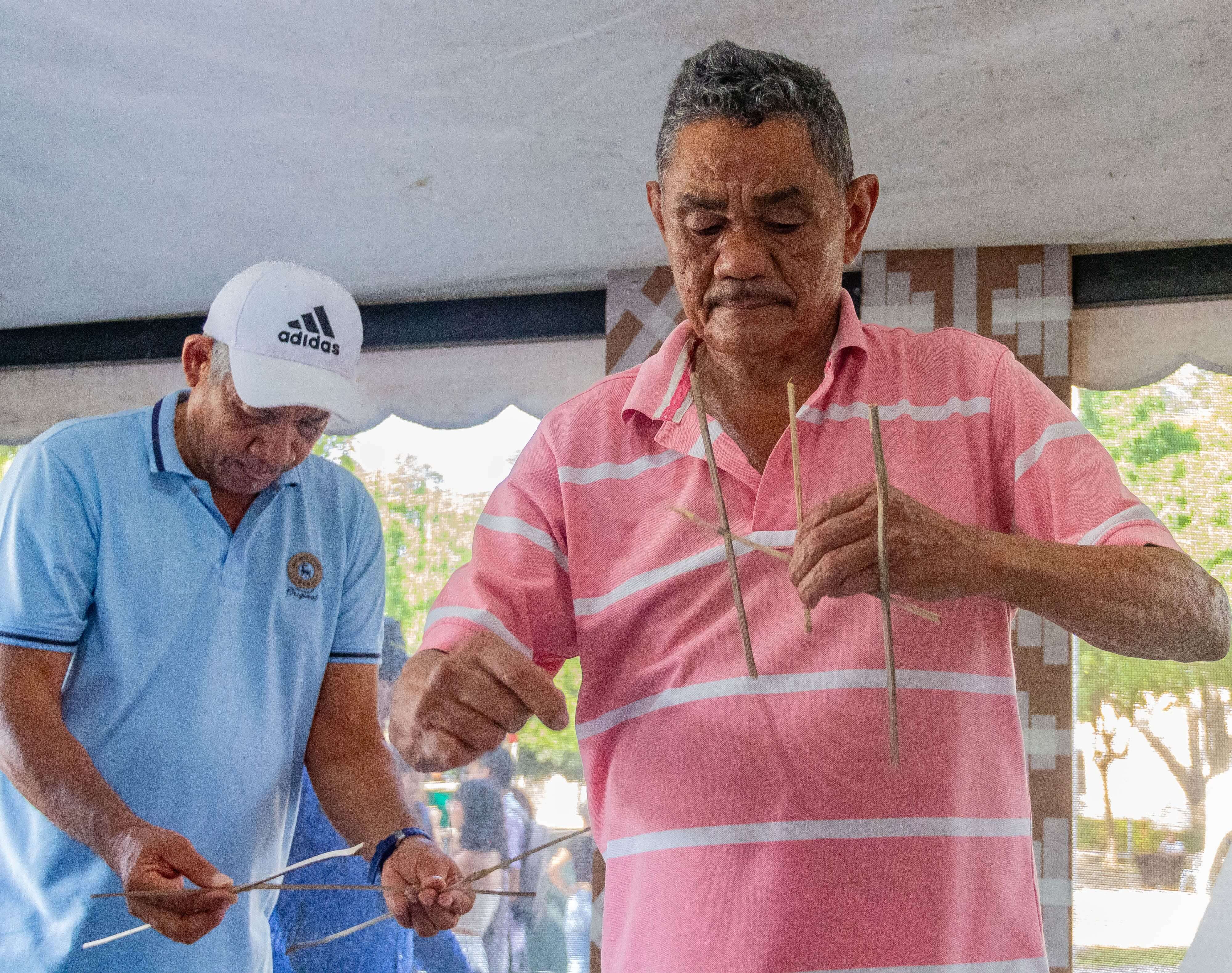 Talleristas enseñando a los niños a elaborar sus cometas.