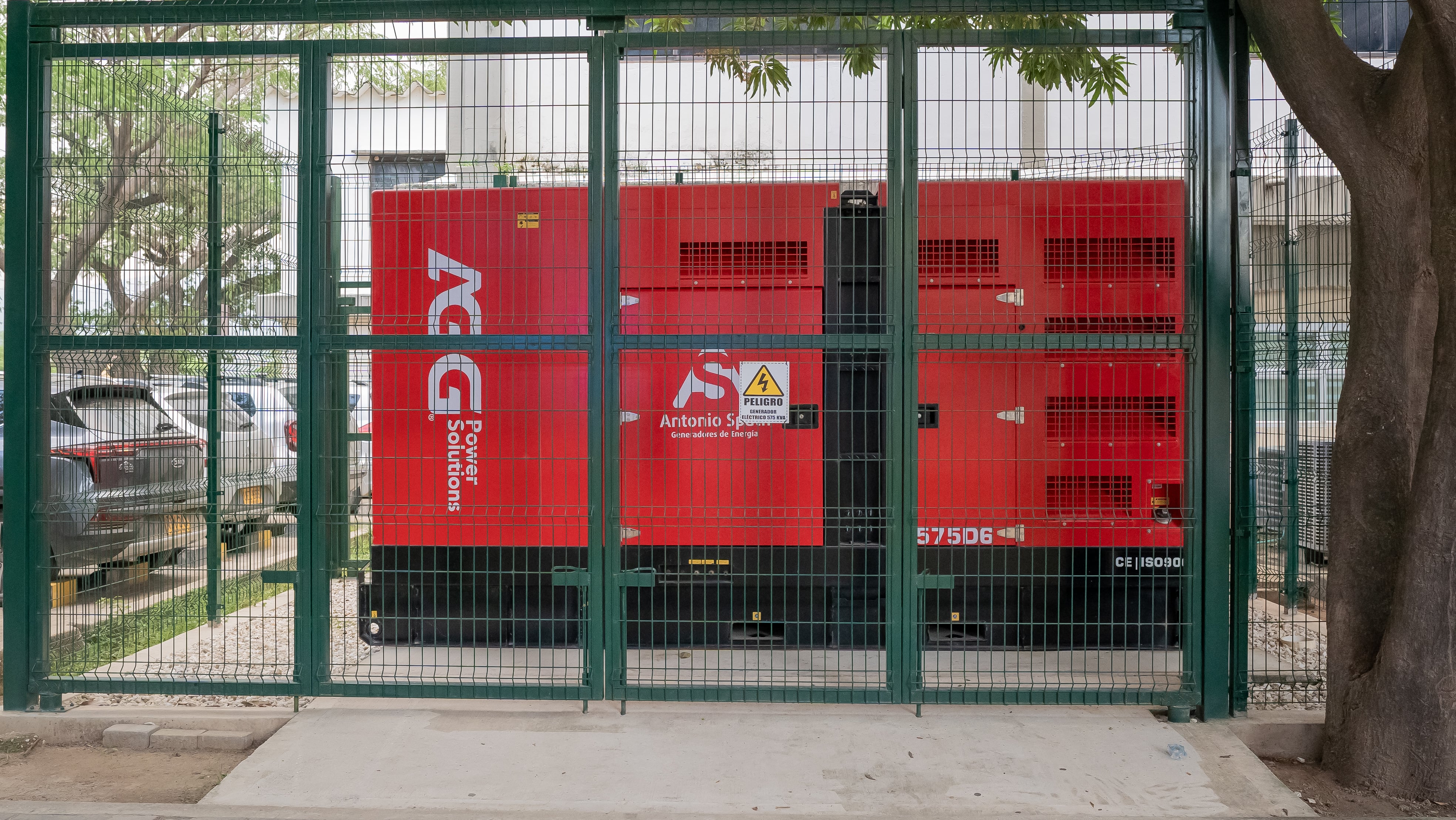 Nueva planta eléctrica que suministrará energía al edificio de docentes y bloque 8 de la Universidad del Magdalena.
