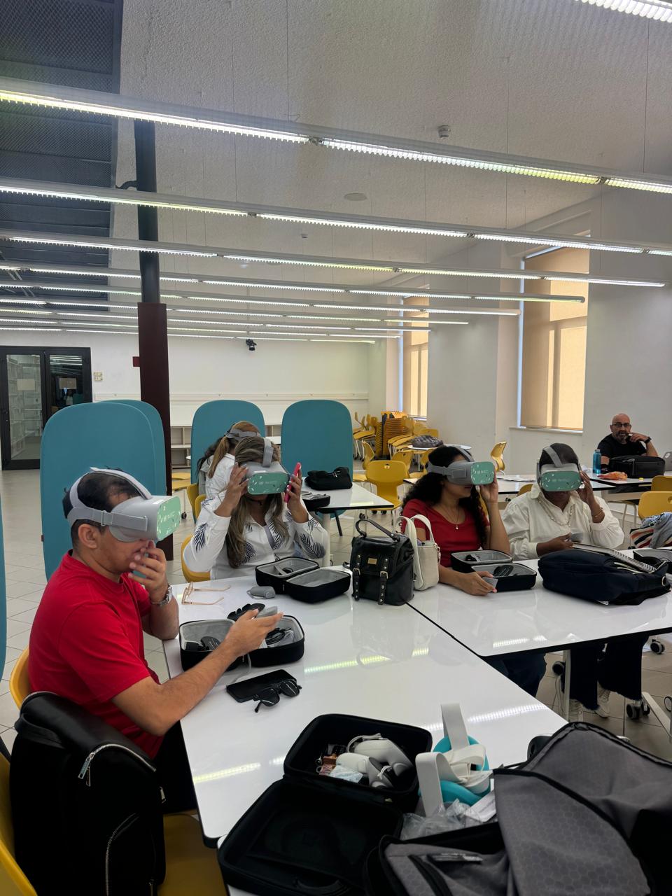 Pasantes inmersos en las actividades relacionadas con la realidad virtual.