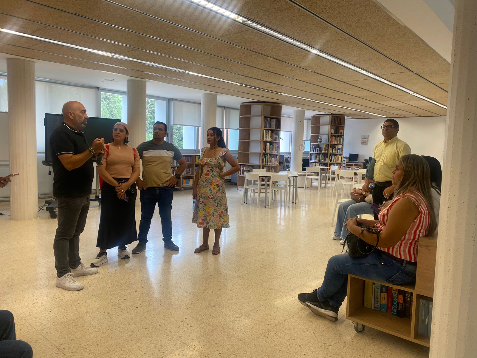 Estudiantes de la pasantía internacional realizando un recorrido por el Campus Mundet de la Universidad de Barcelona.